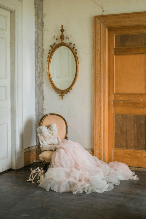 Romantic Willowbank Mansion Toronto Wedding Inspiration – Lisa Vigliotta Photography – Nobl Events – Bridal Musings 17