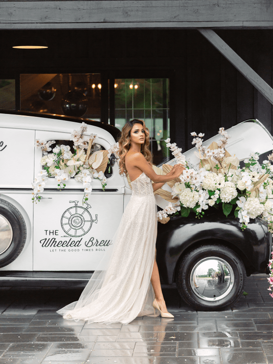 How to Make Your Barn Wedding Glamorous and Luxe – Jubilee Event Design Co – Braestone Farms – White Lotus Wedding Studio – Bridal Musings 13