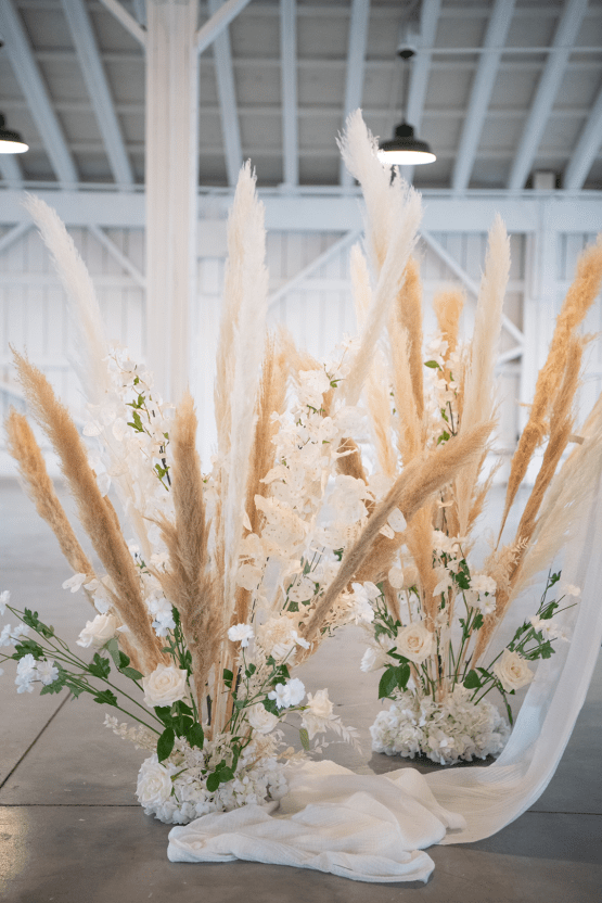 How to Make Your Barn Wedding Glamorous and Luxe – Jubilee Event Design Co – Braestone Farms – White Lotus Wedding Studio – Bridal Musings 27