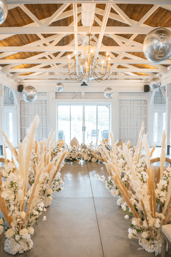 How to Make Your Barn Wedding Glamorous and Luxe – Jubilee Event Design Co – Braestone Farms – White Lotus Wedding Studio – Bridal Musings 32