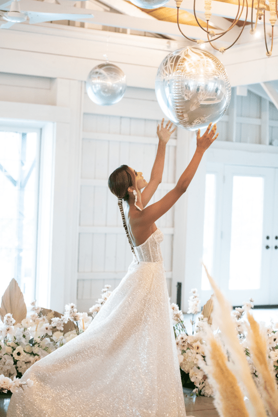 How to Make Your Barn Wedding Glamorous and Luxe – Jubilee Event Design Co – Braestone Farms – White Lotus Wedding Studio – Bridal Musings 38