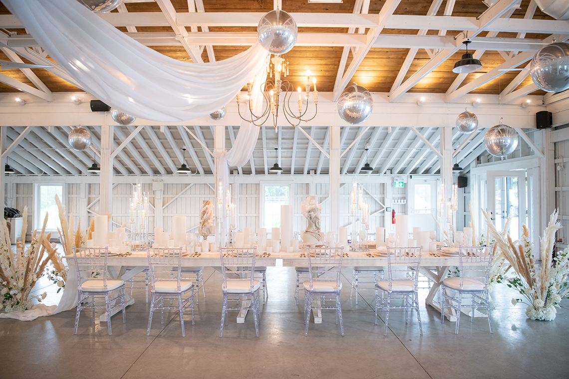 How to Make Your Barn Wedding Glamorous and Luxe – Jubilee Event Design Co – Braestone Farms – White Lotus Wedding Studio – Bridal Musings 7