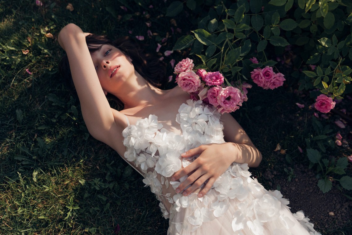Vestidos de novia románticos inspirados en flores de Daalarna Couture para novias 2022 - Reflexiones nupciales 3