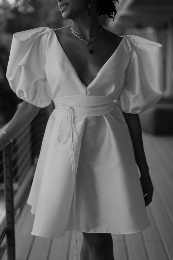 Los mejores vestidos de novia modernos para novias 2022 por The Law Bridal - Reflexiones nupciales 11