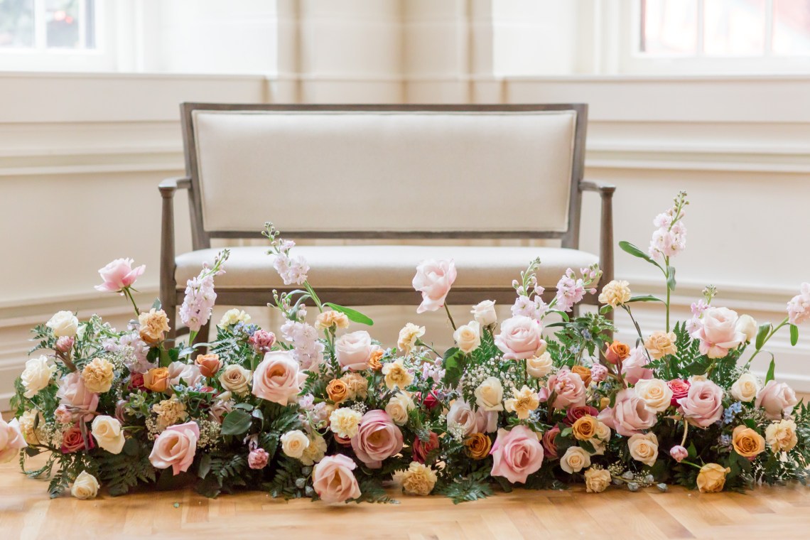 Inspiración para bodas en el interior del hotel Noelle lleno de flores - Krista Joy Photography - Reflejos de boda 33