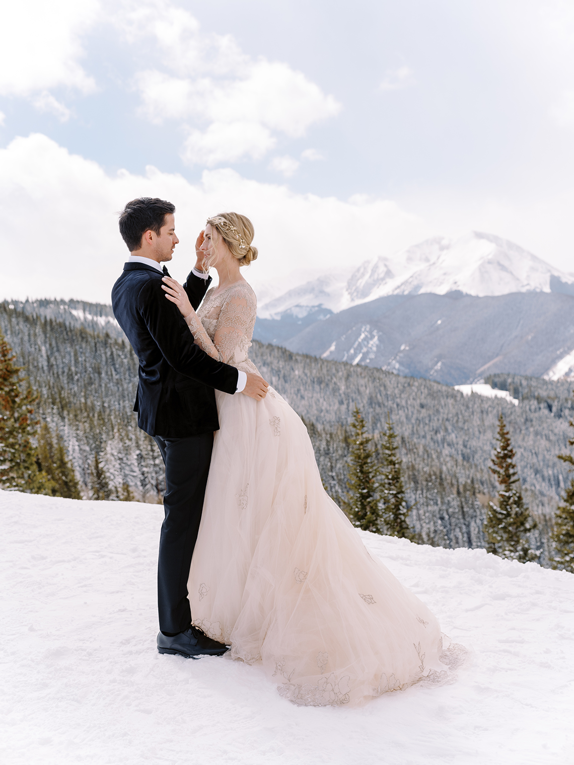 Snowy Winter Wonderland Wedding Inspiration – The Little Nell – Amanda Crean – Greenwood Events – Bridal Musings 25