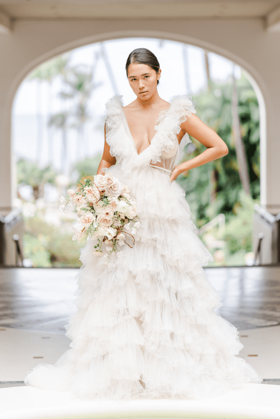 Pastel de inspiración para la boda en el Fairmont Kea Lani en Maui - Una boda de orquídeas blancas - Stephanie Lynn - Millia London - La risa nupcial 19