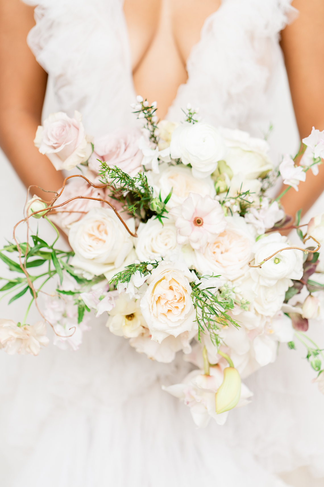 Inspiración para bodas en colores pastel en Fairmont Kea Lani en Maui - Una boda de orquídeas blancas - Stephanie Lynn - Millia London - Bridal Laughter 21