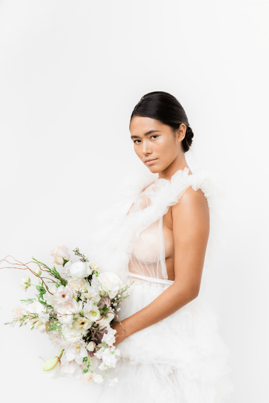 Pastel de inspiración para la boda en el Fairmont Kea Lani en Maui - Una boda de orquídeas blancas - Stephanie Lynn - Millia London - La risa nupcial 22