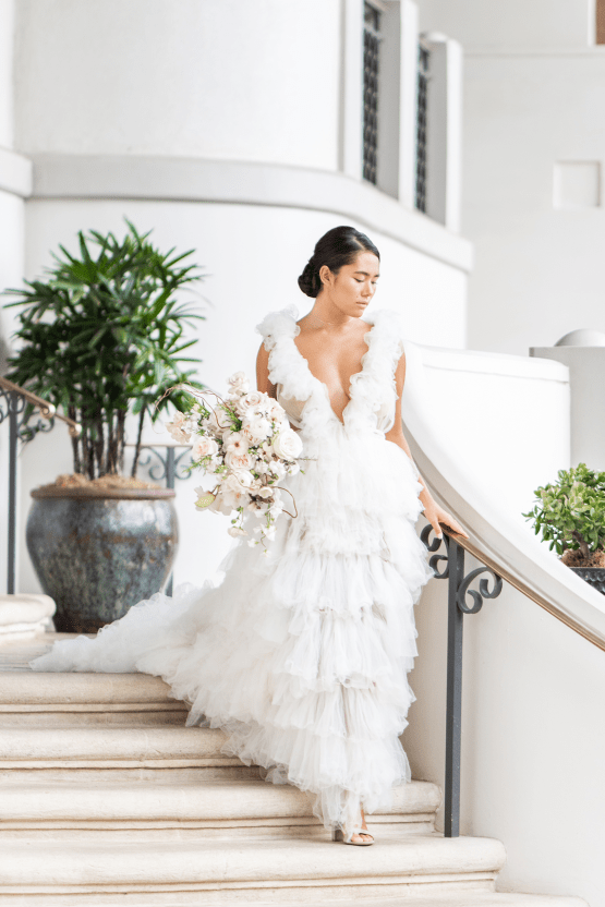 Pastel de inspiración para la boda en Fairmont Kea Lani en Maui - Una boda de orquídeas blancas - Stephanie Lynn - Millia London - La risa nupcial 30