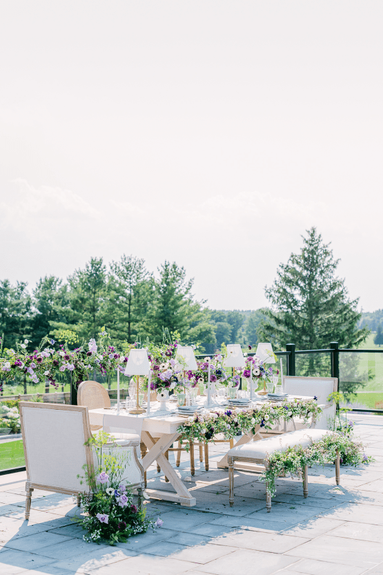 Inspiración para bodas en lavanda y lila púrpura con centros de mesa creativos - Foto de Alina Elvins 13