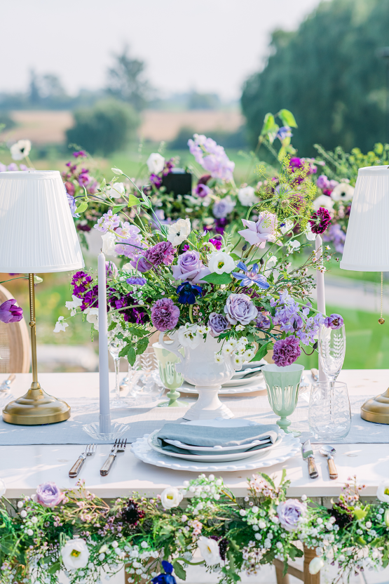 Inspiración para bodas en lavanda y lila púrpura con centros de mesa creativos - Foto de Alina Elvins 15