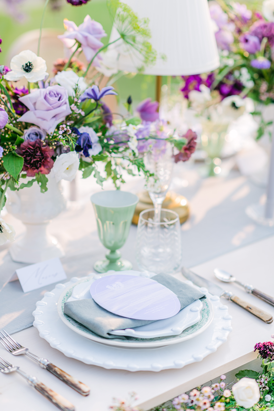 Inspiración para bodas en lavanda y lila púrpura con centros de mesa creativos - Foto de Alina Elvins 28