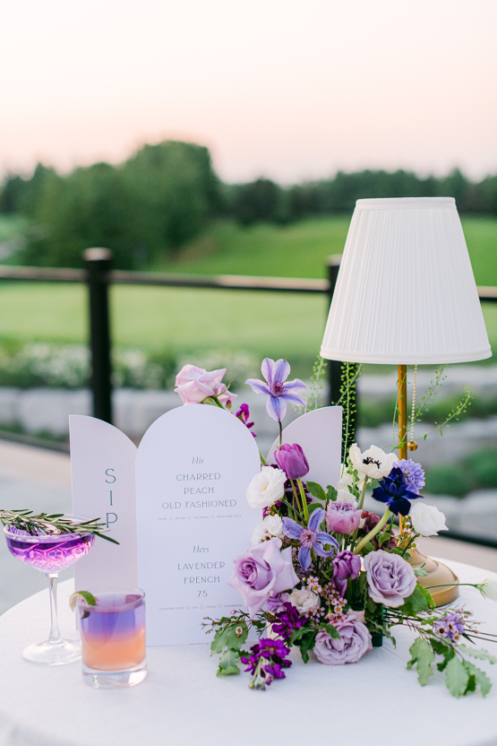 Inspiración para bodas en lavanda y lila púrpura con centros de mesa creativos - Foto de Alina Elvins 49