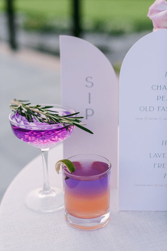 Inspiración para bodas en lavanda y lila púrpura con centros de mesa creativos - Alina Elvins Photography 50