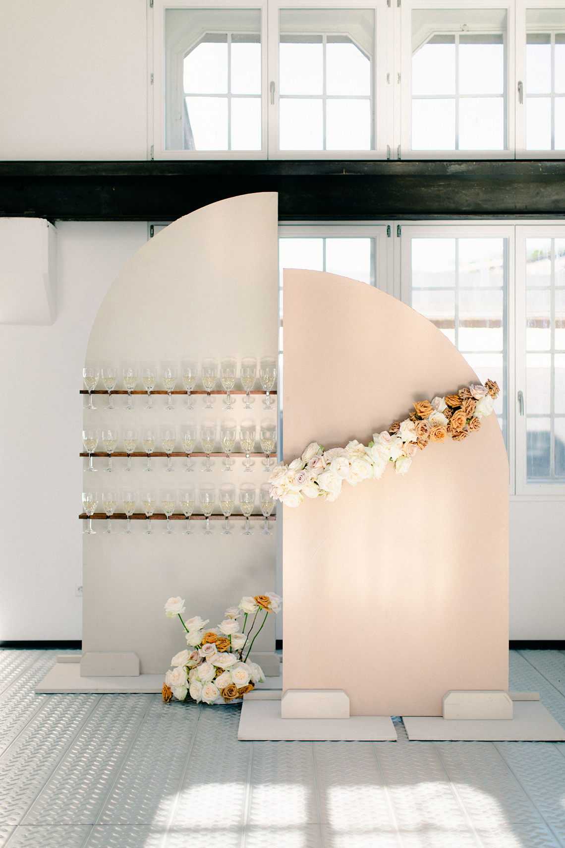 Diseño artístico y moderno de boda completamente blanco - DIE PULVERFABRIK ROTTWEIL - EWIGMEIN - Reflexiones nupciales 24