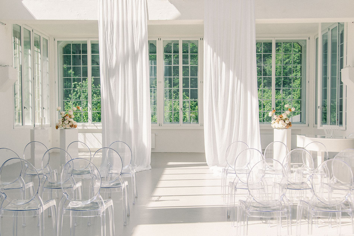 Diseño artístico y moderno de boda completamente blanco - DIE PULVERFABRIK ROTTWEIL - EWIGMEIN - Reflexiones nupciales 51