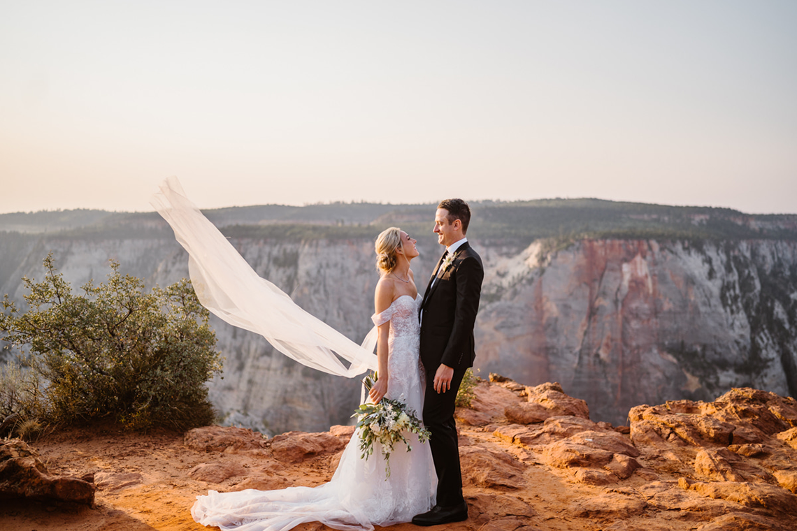 Love Escape Adventure en el Parque Nacional Zion, Utah - Vows and Peaks Photography - Wedding Reflections 16