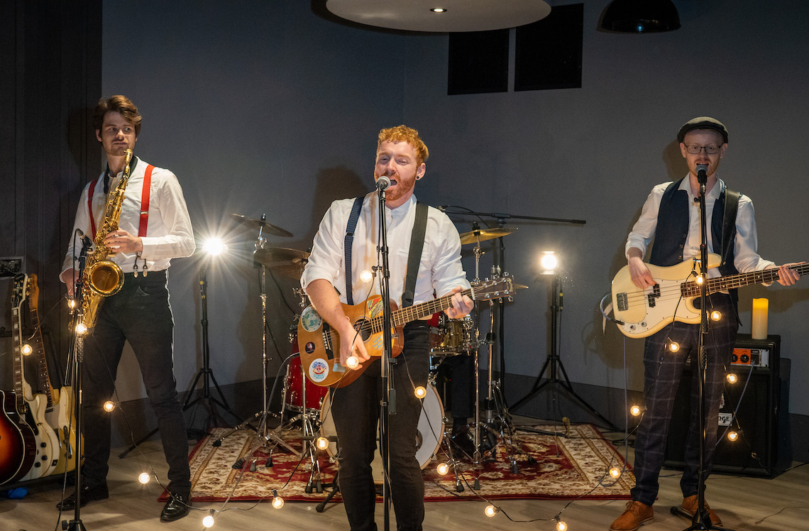 Cómo reservar una banda en vivo para tu boda - Entertainment Nation - Bridal Musings - Foxland