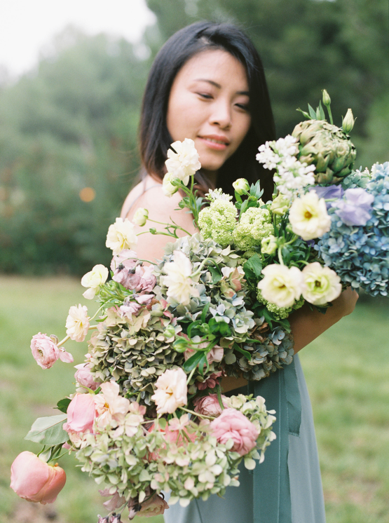 How to Incorporate Pantone Color of the Year Very Peri into Your Wedding 2022 – Bridal Musings – iamlatreuo photo – Wild and Behold Florals 10