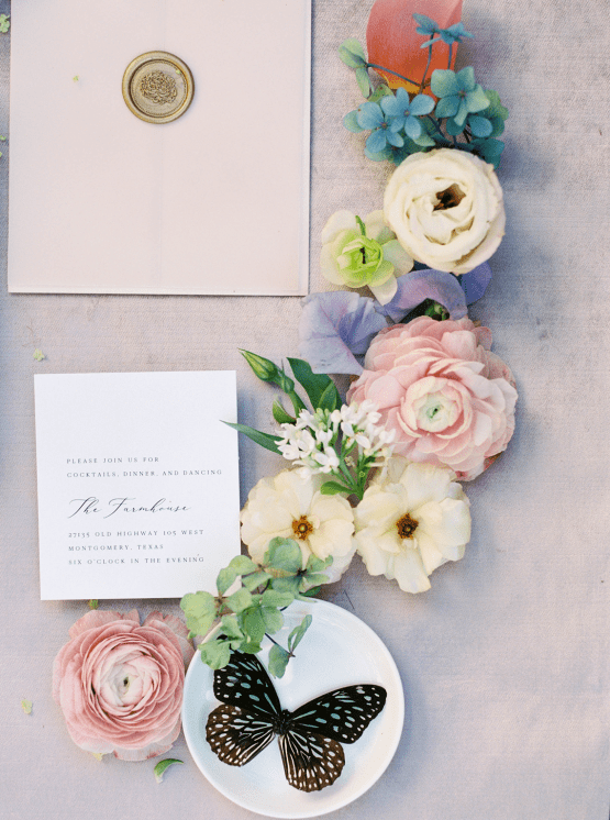 Cómo integrar el Pantone Color of the Year Peri en su boda de 2022 - Ideas para bodas - foto iamlatreuo - Wild and Behold Florals 24