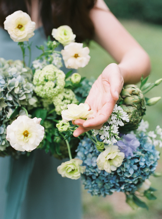 Cómo usar el color del año Very Peri Pantone en su boda de 2022 - Pensamientos de boda - foto iamlatreuo - Wild and Behold Florals 5