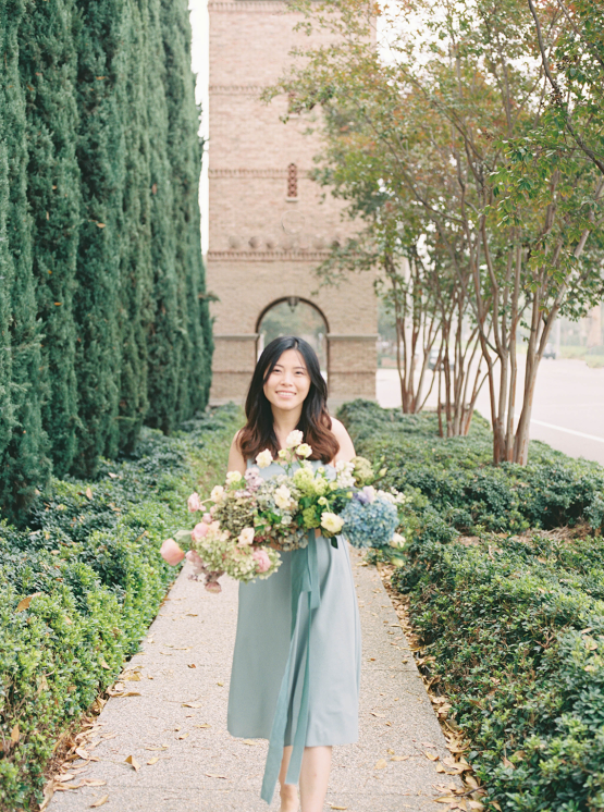 How to Incorporate Pantone Color of the Year Very Peri into Your Wedding 2022 – Bridal Musings – iamlatreuo photo – Wild and Behold Florals 8