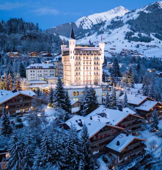 Gstaad Palace Suiza - Los 50 mejores destinos de luna de miel del mundo 2022 - Bridal Reflections 3