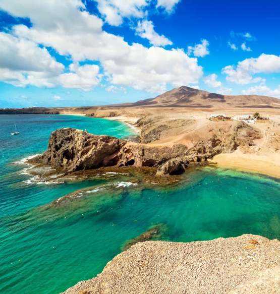 Islas Canarias de Lanzarote - Los 50 mejores destinos de luna de miel del mundo 2022 - Bridal Reflections 3