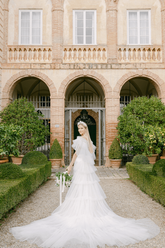 Villa Cetinale Italian Wedding Inspiration Featuring Lemon Decor and Ruffled Wedding Dress – Redamancy Photo and Film – AMV Weddings – Bridal Musings 8
