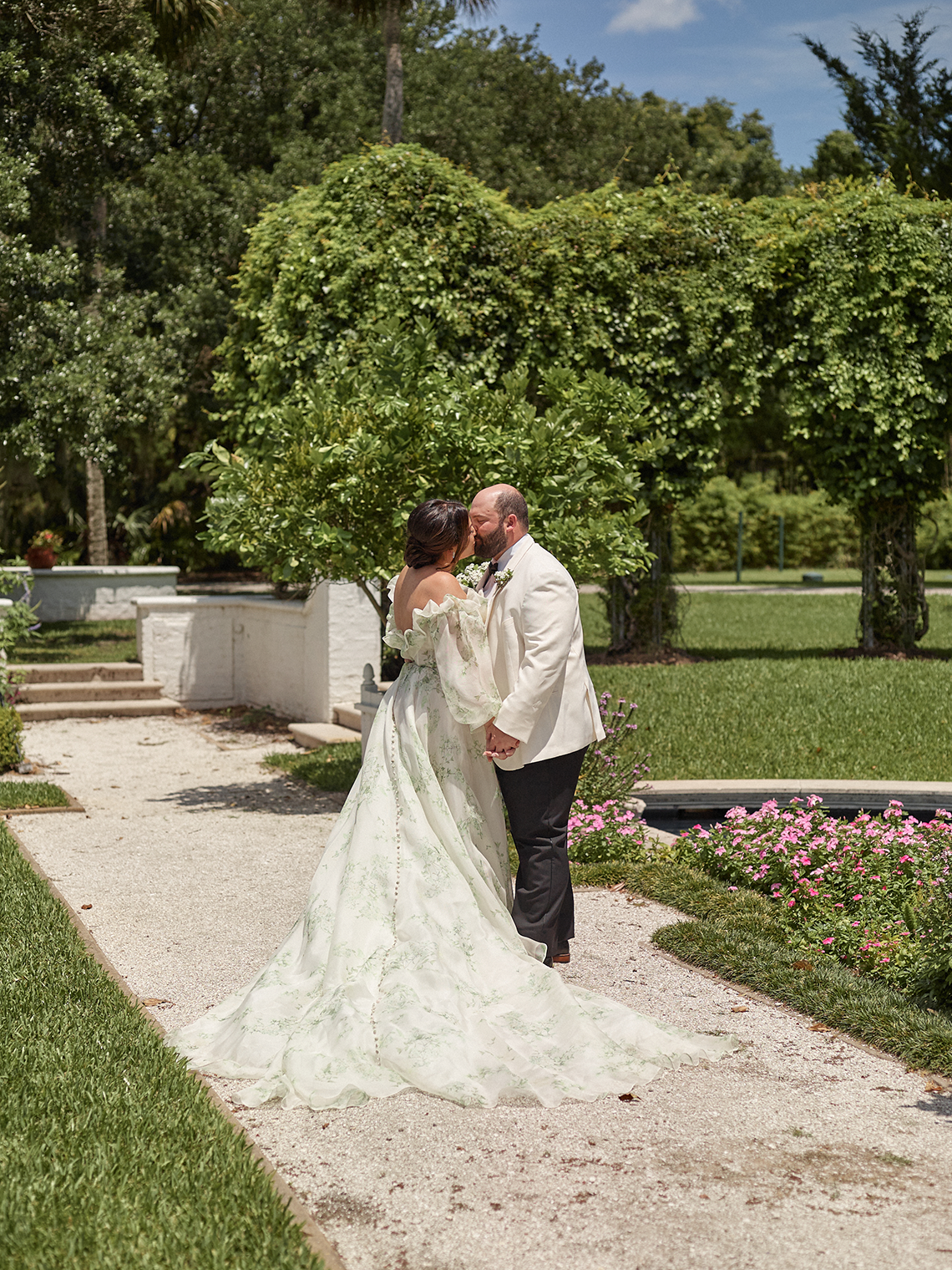 Gorgeous Southern Spring Wedding with a Green Floral Monique Lhuillier Wedding Dress – Davy Whitener Photography – Bridal Musings 23