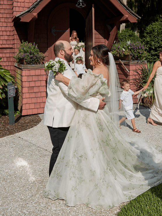 Gorgeous Southern Spring Wedding with a Green Floral Monique Lhuillier Wedding Dress – Davy Whitener Photography – Bridal Musings 39