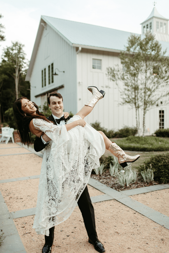 Boho Barn of Chapel Hill North Carolina Wedding – Boonetown Story – Bridal Musings 37