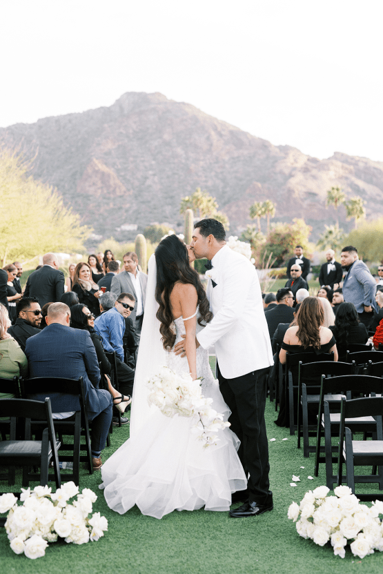 Boda moderna de corbata negra en Arizona en las sombras de las montañas - Saje Photography - Bridal Reflections 8