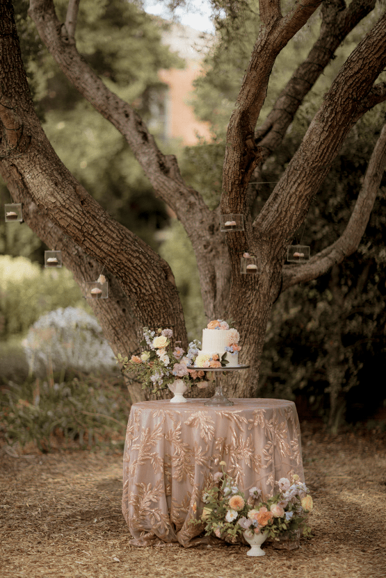 Inspiración para bodas en colores pastel con flores prensadas y detalles Lucite - Fotografía de Kandace - Filoli Gardens - 12 Bridal Reflections