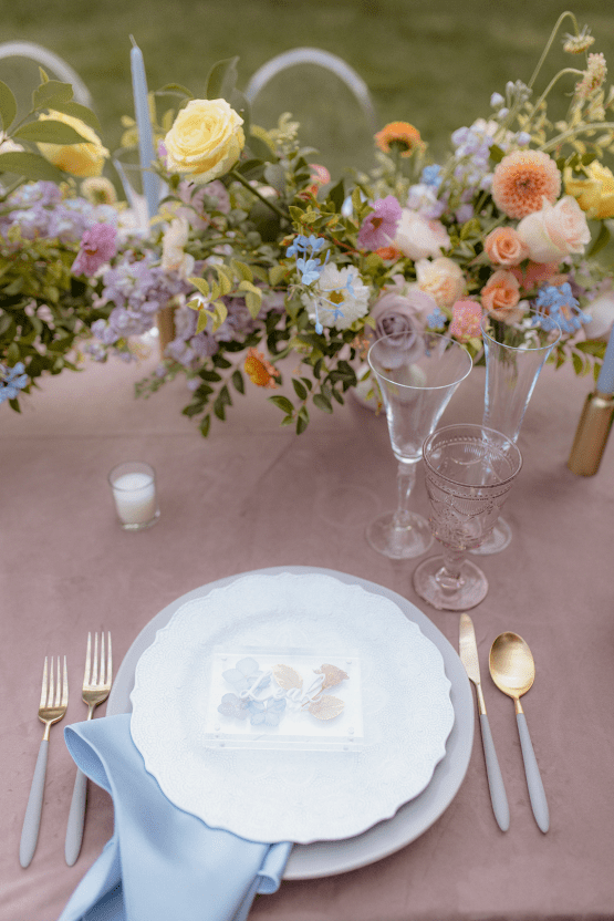 Inspiración de boda en colores pastel con flores prensadas y detalles de Lucite - Foto de Kandace - Filoli Gardens - Wedding Reflections 16