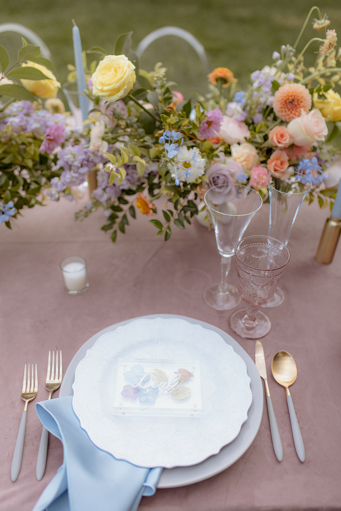Pastel Wedding Inspiration With Pressed Florals and Lucite Details – Kandace Photography – Filoli Gardens – Bridal Musings 16