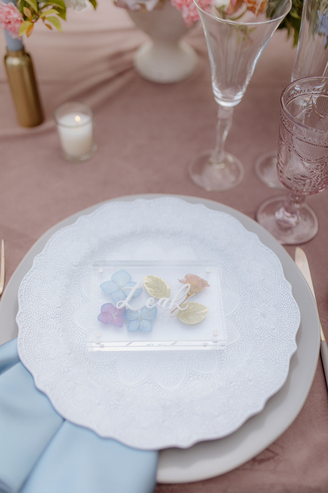 Inspiración para bodas en colores pastel con flores prensadas y acentos de Lucite - Foto de Kandace - Filoli Gardens - Wedding Reflections 17