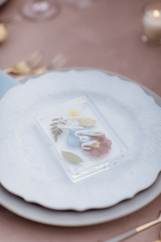 Inspiración para bodas en colores pastel con flores prensadas y acentos de Lucite - Foto de Kandace - Filoli Gardens - Wedding Reflections 21