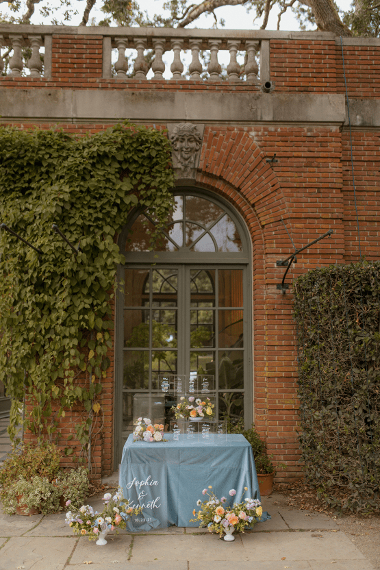 Inspiración para bodas en colores pastel con flores prensadas y acentos de Lucite - Foto de Kandace - Filoli Gardens - Wedding Reflections 25