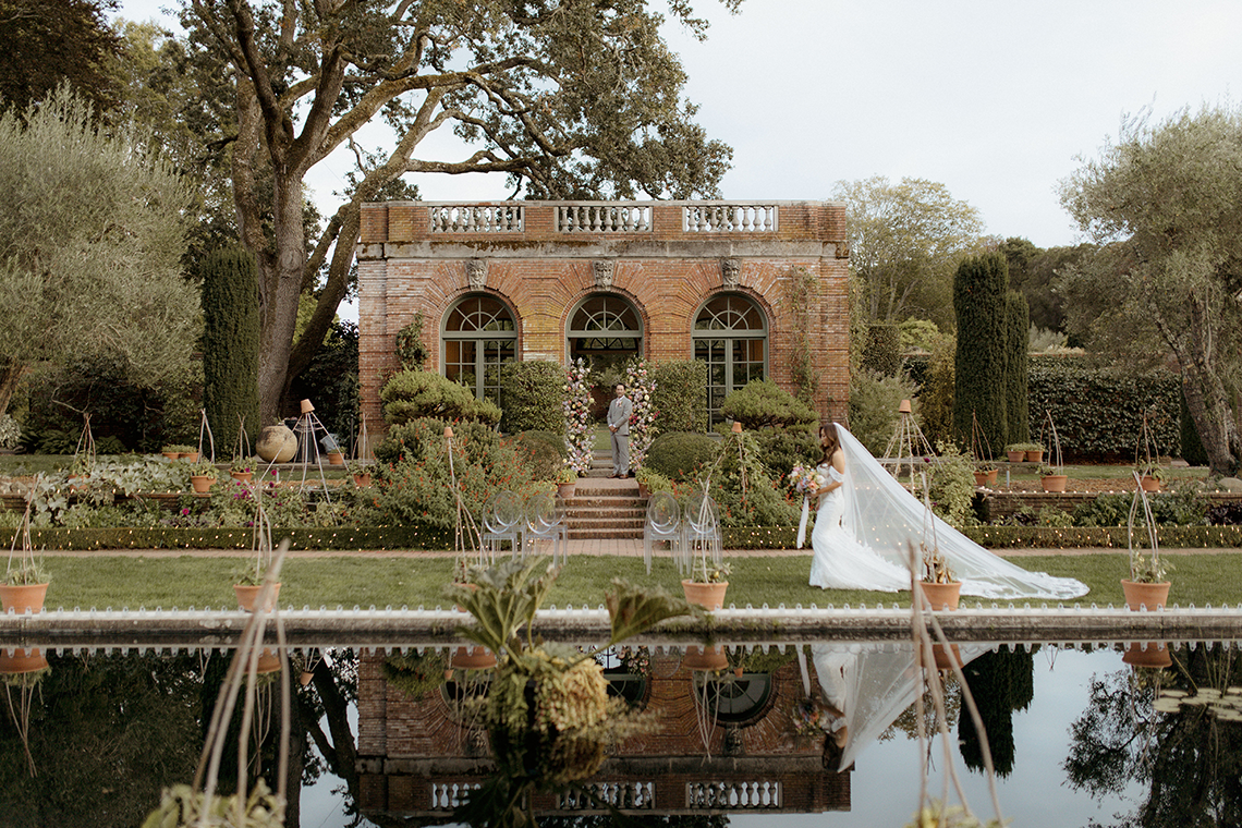 Inspiración para bodas en colores pastel con flores prensadas y acentos de Lucite - Fotografía de Kandace - Filoli Gardens - Wedding Reflections 3
