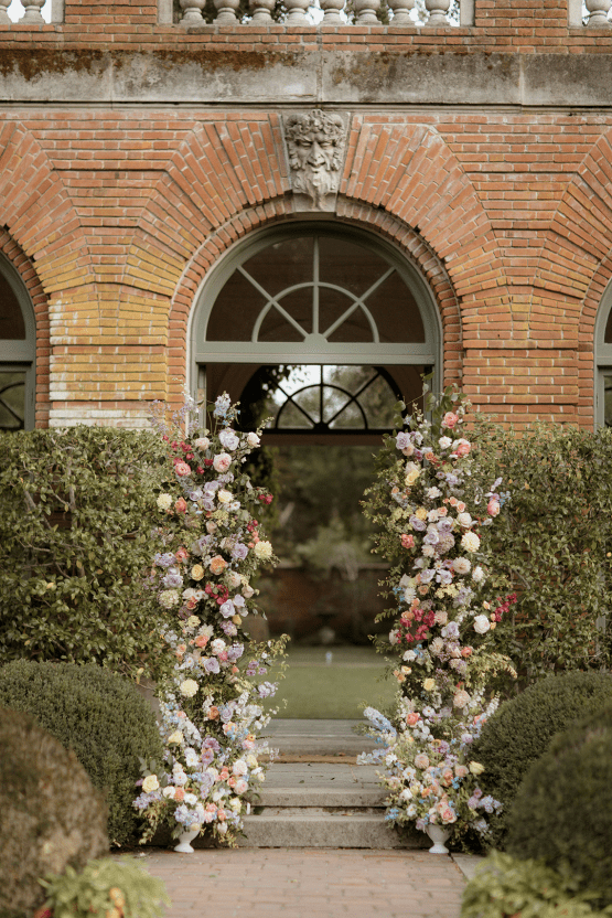 Inspiración para bodas en colores pastel con flores prensadas y detalles Lucite - Foto de Kandace - Filoli Gardens - 30 Bridal Reflections