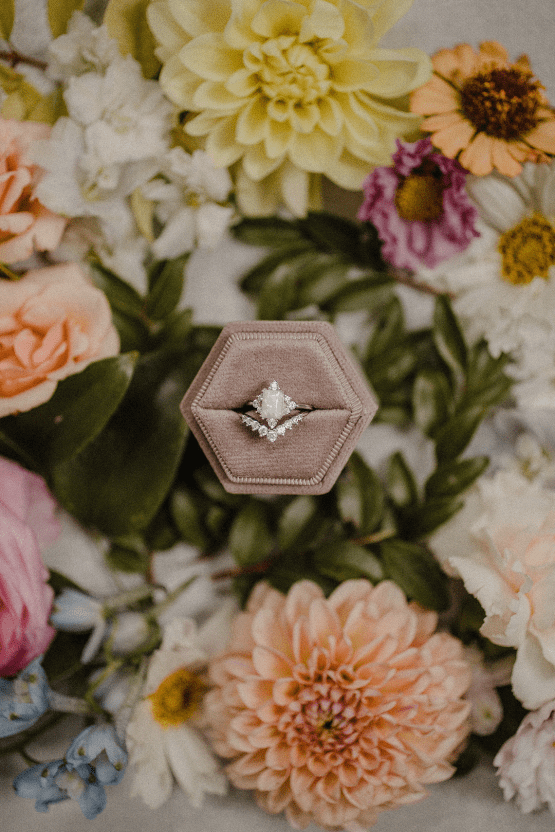 Inspiración para bodas en colores pastel con flores prensadas y acentos de Lucite - Kandace Photography - Filoli Gardens - Wedding Reflections 42